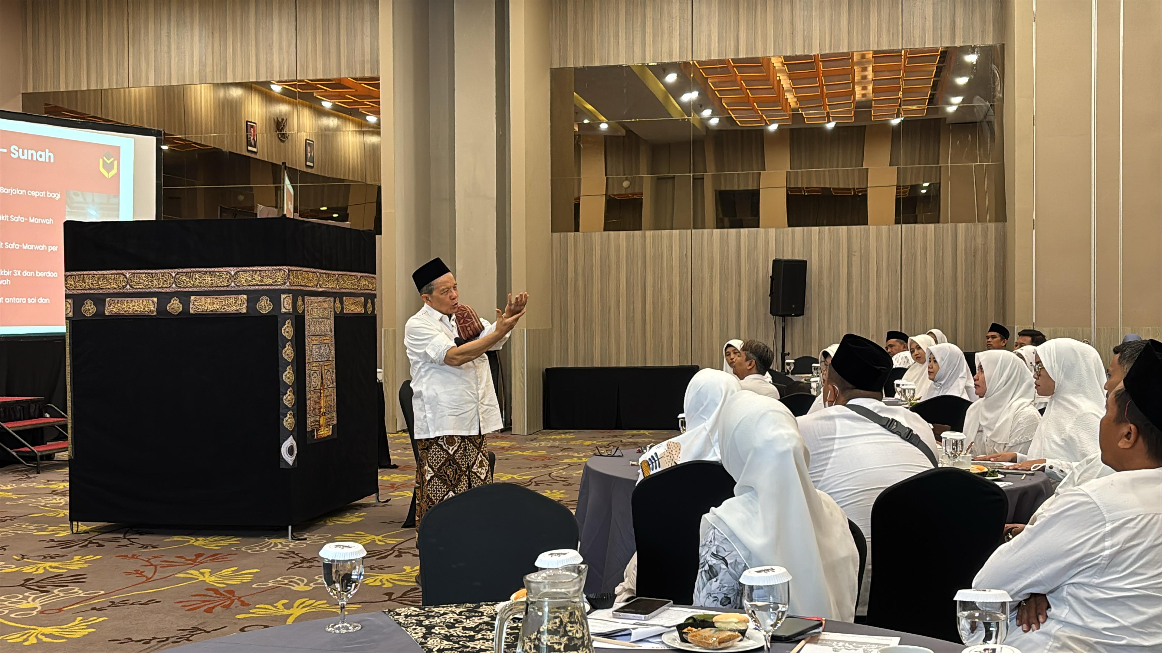 Wakil Ketua BAZNAS Jawa Tengah Bimbing Manasik Umroh Dewangga Grup Keberangkatan Desember 2024